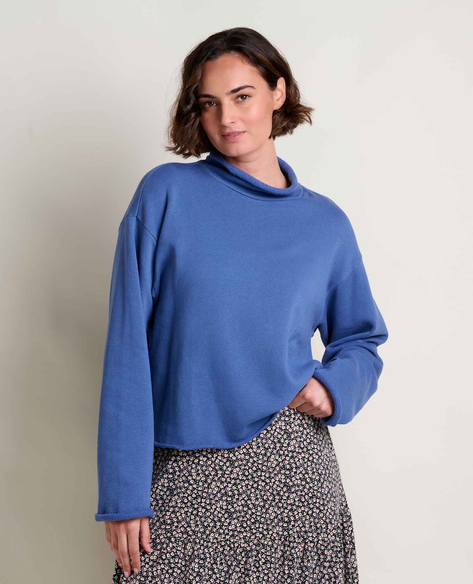 msg:Moe is 5'8" and is wearing a size small.