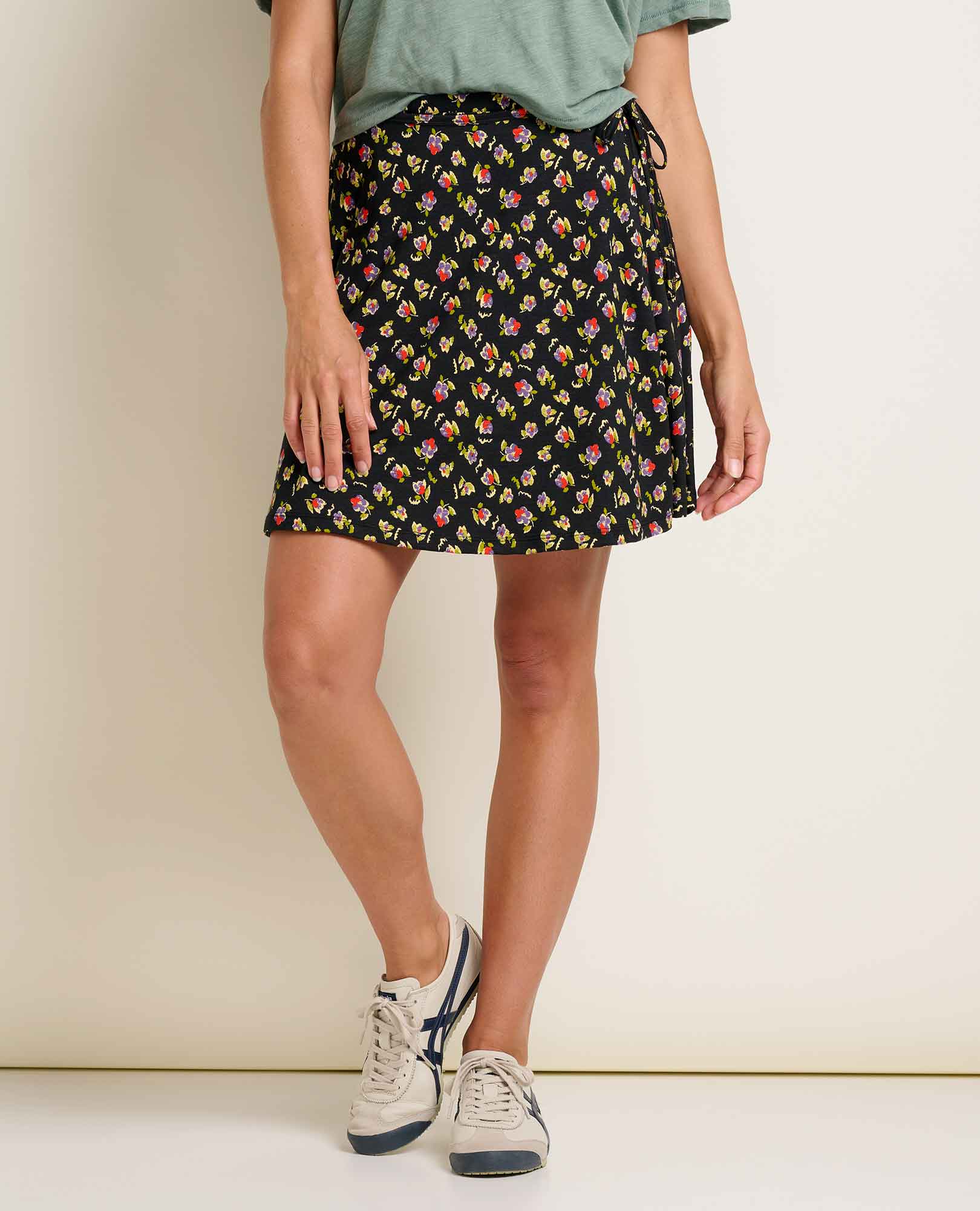 msg:Brook is 5'8" and is wearing a size small.