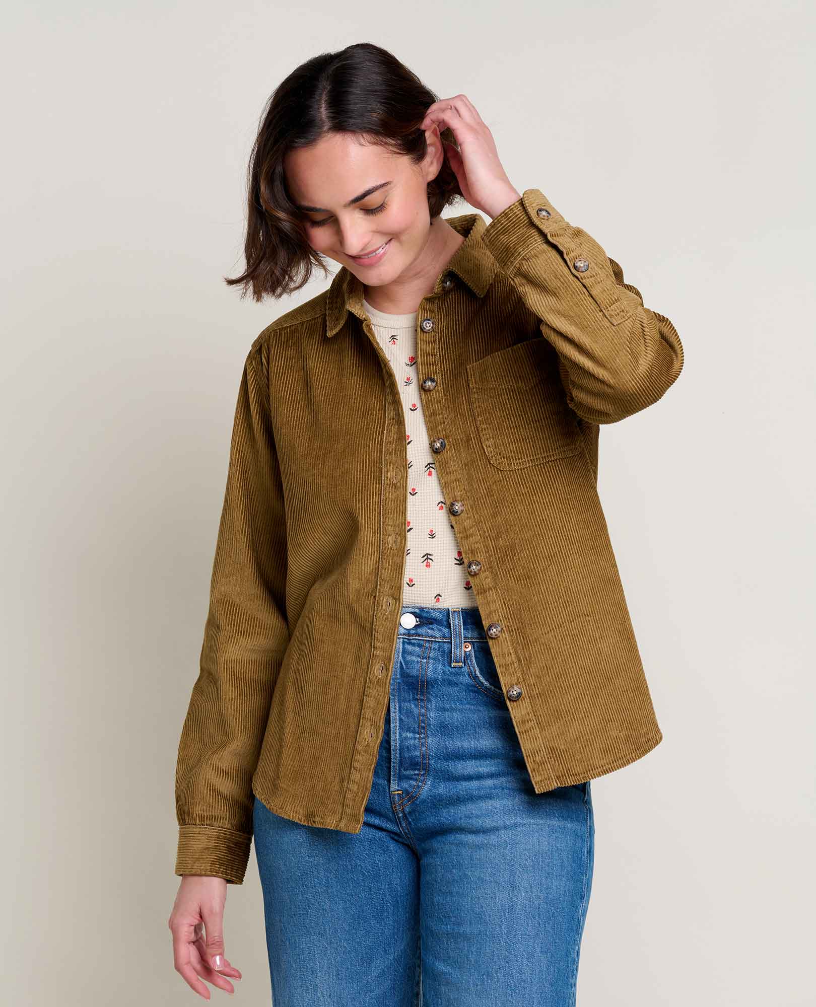 msg:Moe is 5'8" and is wearing a size small.