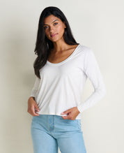 msg:Araya is 5'9 1/2" and is wearing a size small.