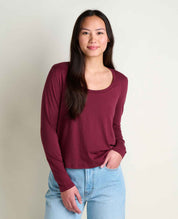 msg:China is 5'8 1/2" and is wearing a size small.