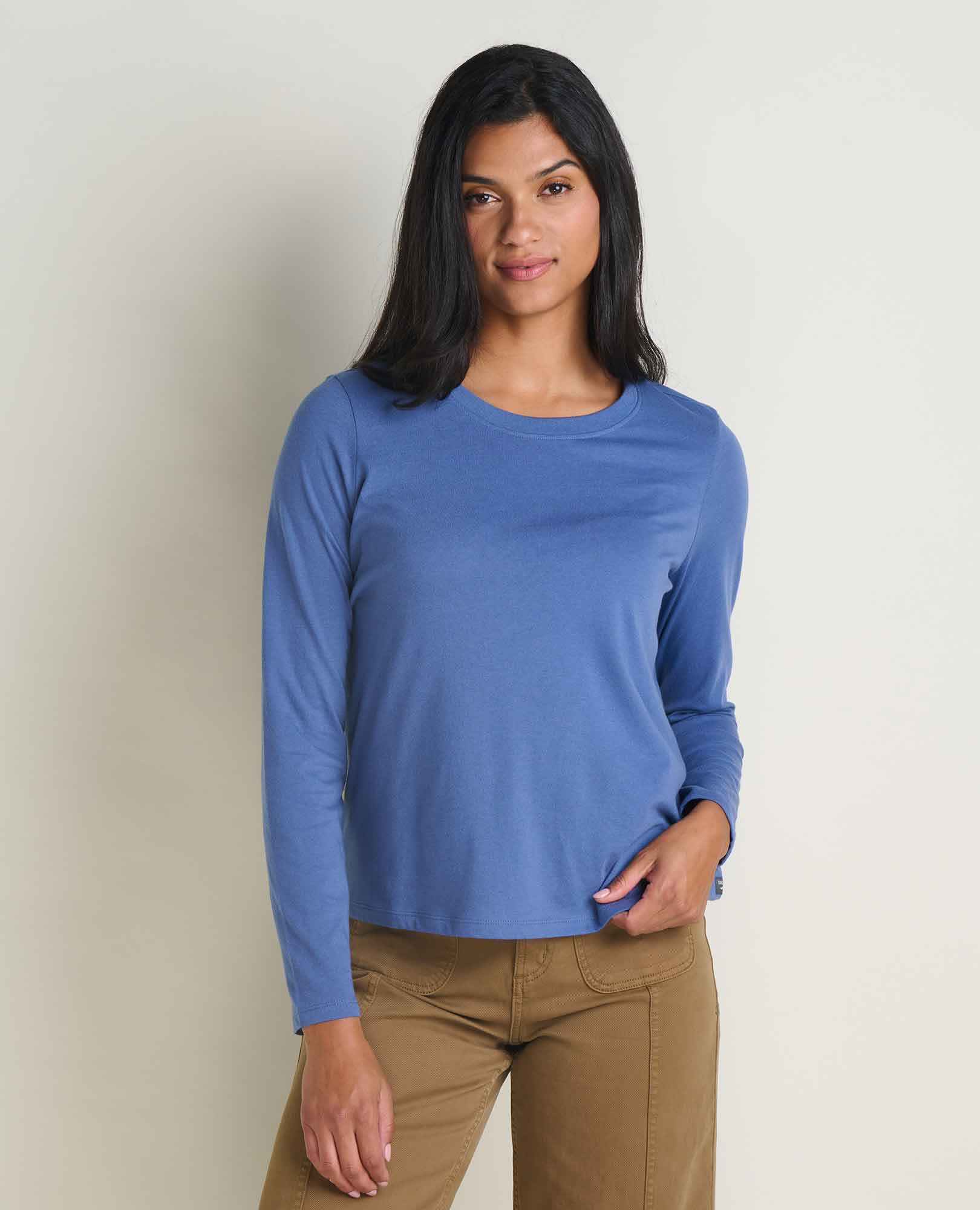 msg:Araya is 5'9 1/2" and is wearing a size small.