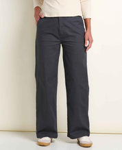 msg:Logan is 5'9 ½" and is wearing a size 6.