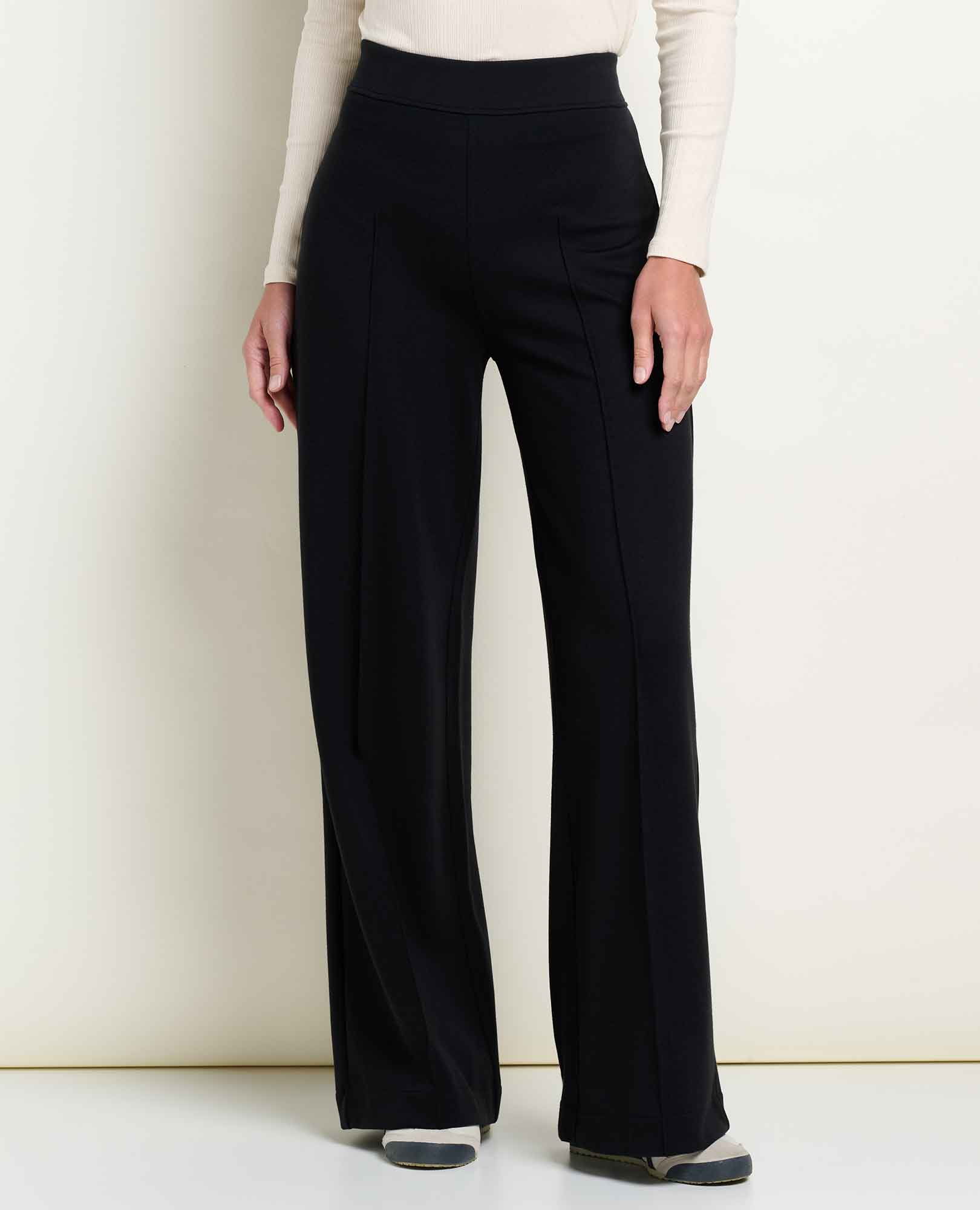 msg:Logan is 5'9 ½" and is wearing a size small.