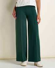 msg:Araya is 5'9 1/2" and is wearing a size small.