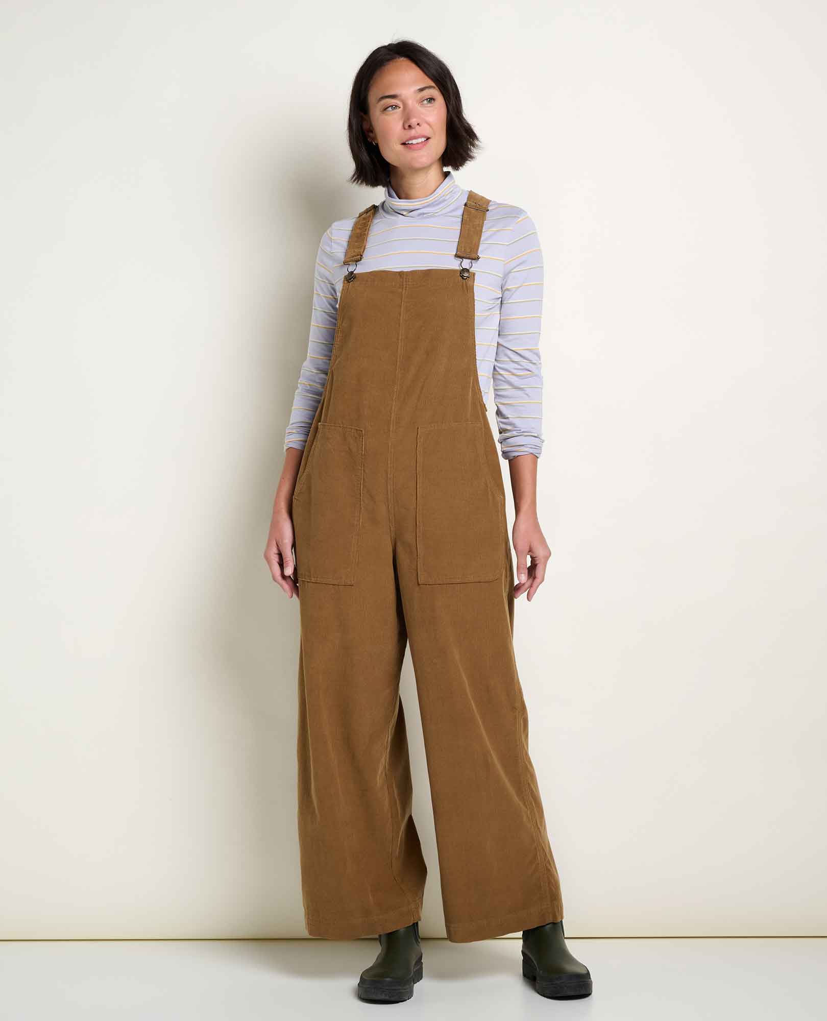 msg:Logan is 5'9 ½" and is wearing a size small.