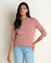msg:Araya is 5'9 1/2" and is wearing a size small.