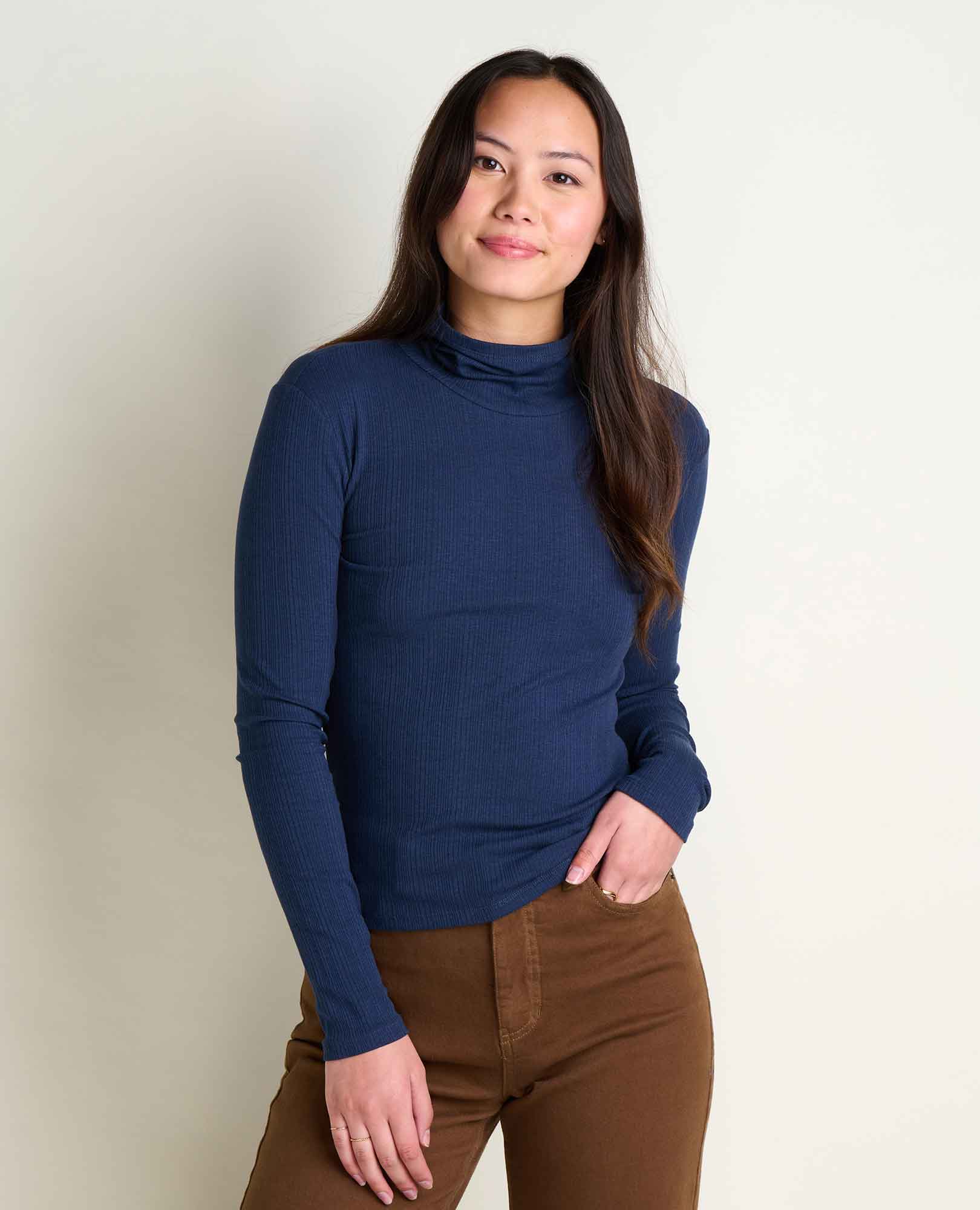 msg:China is 5'8 1/2" and is wearing a size small.