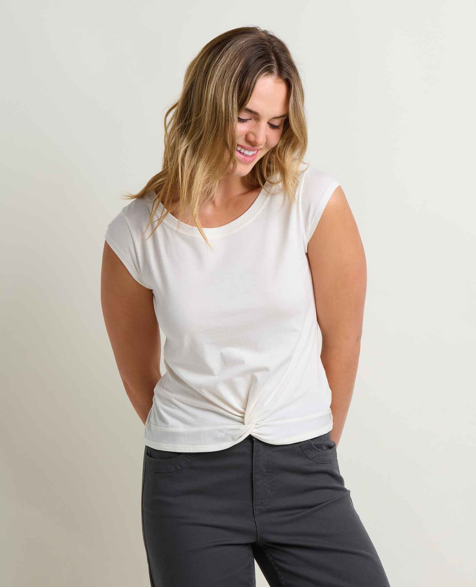 msg:Savanna is 5'9 ½" and is wearing a size small.