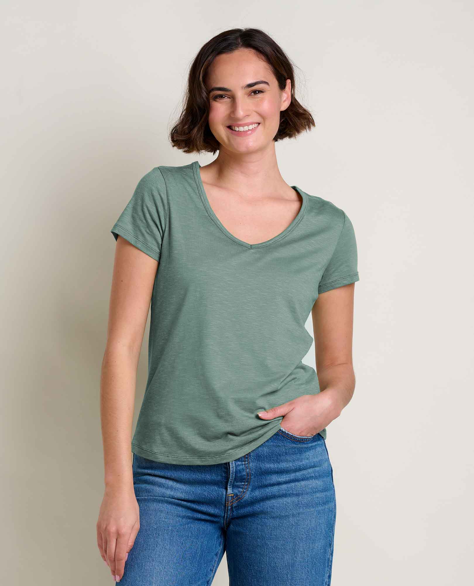 msg:Moe is 5'8" and is wearing a size small.