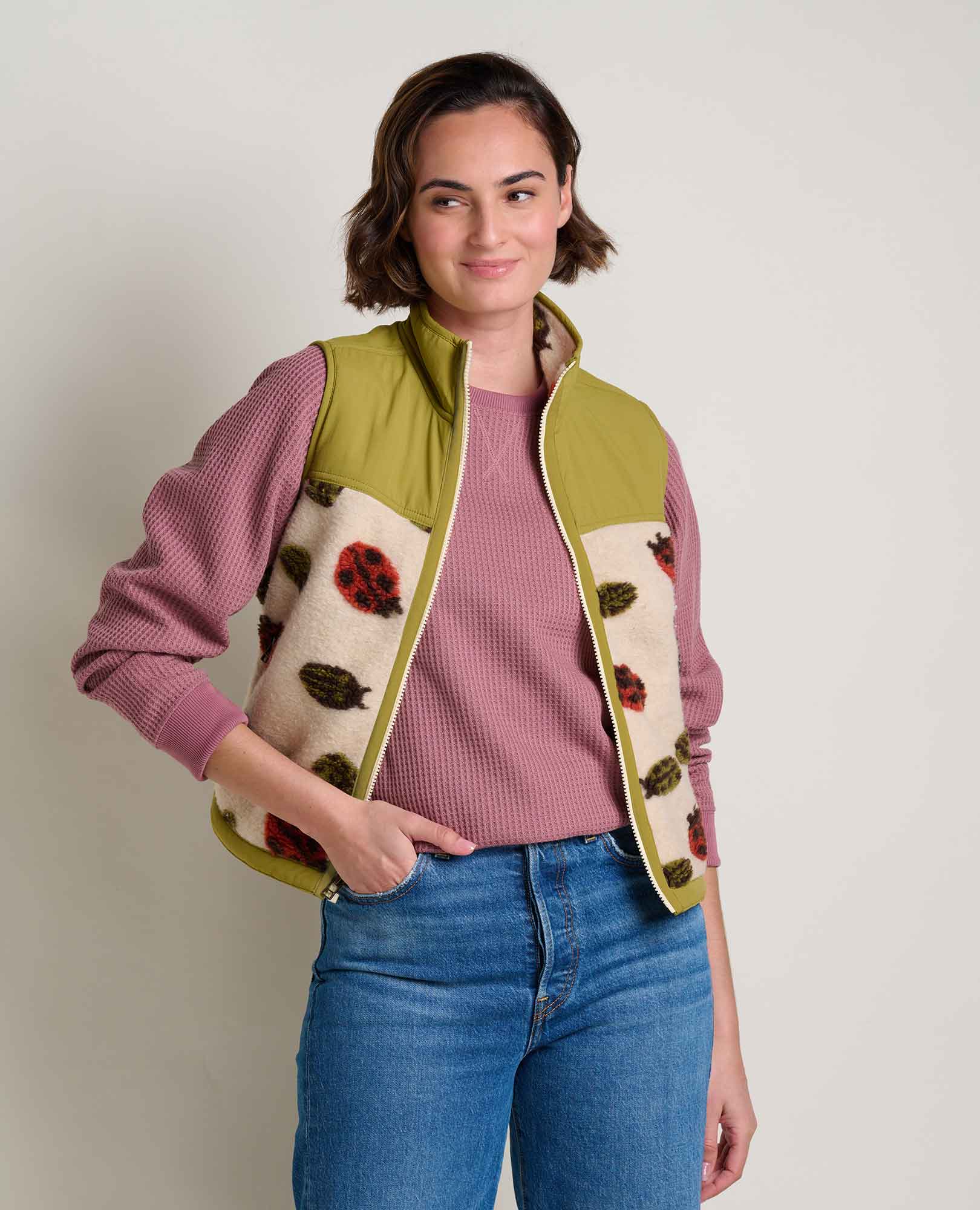 msg:Moe is 5'8" and is wearing a size small.