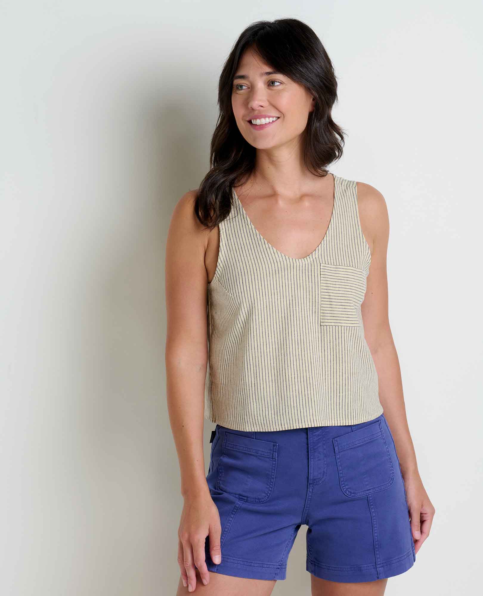 msg:Logan is 5'9 ½" and is wearing a size small.