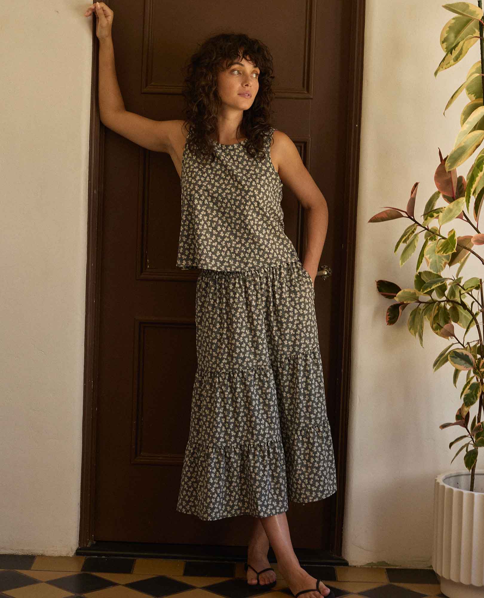 pois back nuance tank ベージュ Sunkissed Button Back Tank | Lightweight Quick-Dry Travel Tank