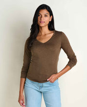 msg:Araya is 5'9 1/2" and is wearing a size small.