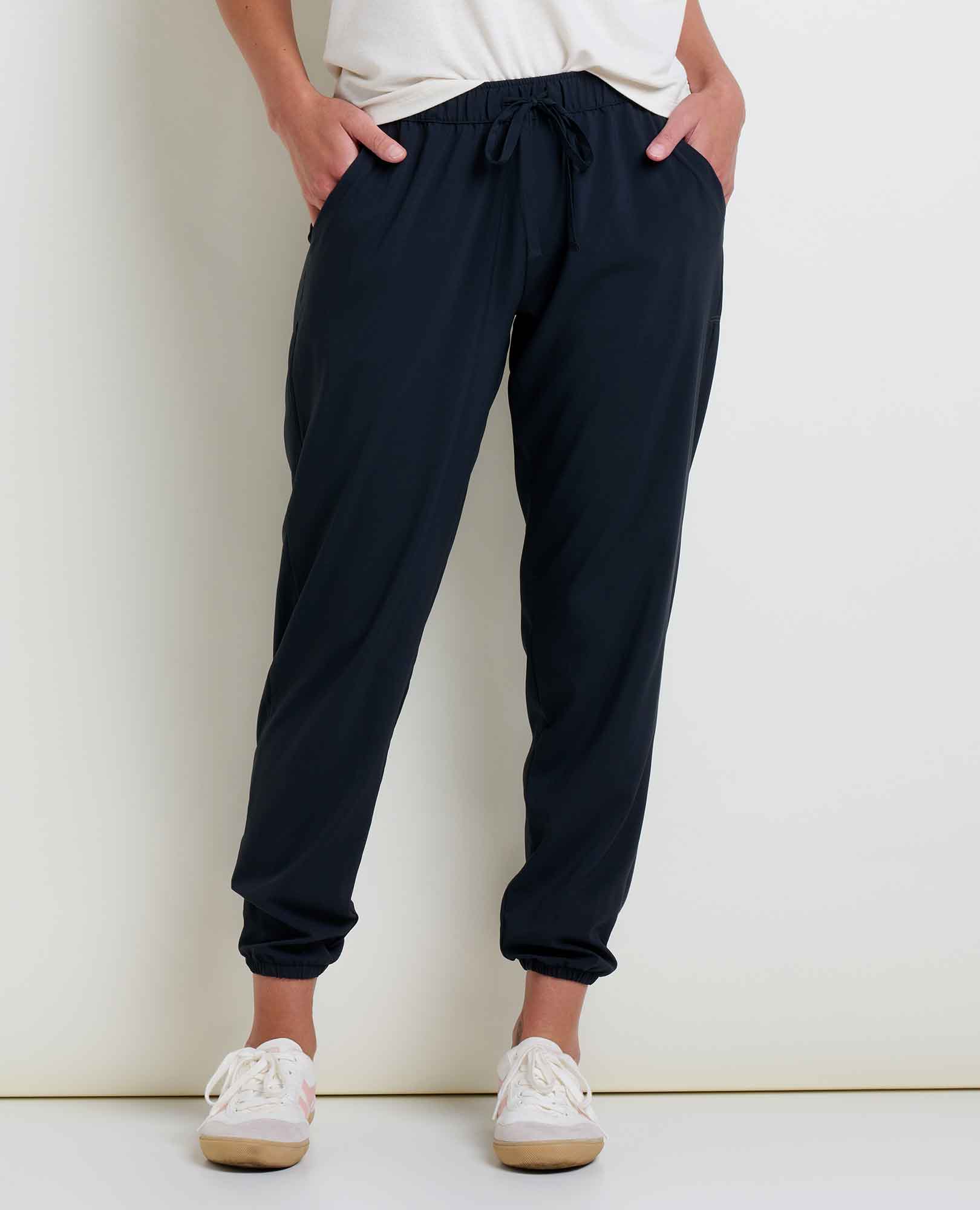 msg:Logan is 5'9 ½" and is wearing a size small.