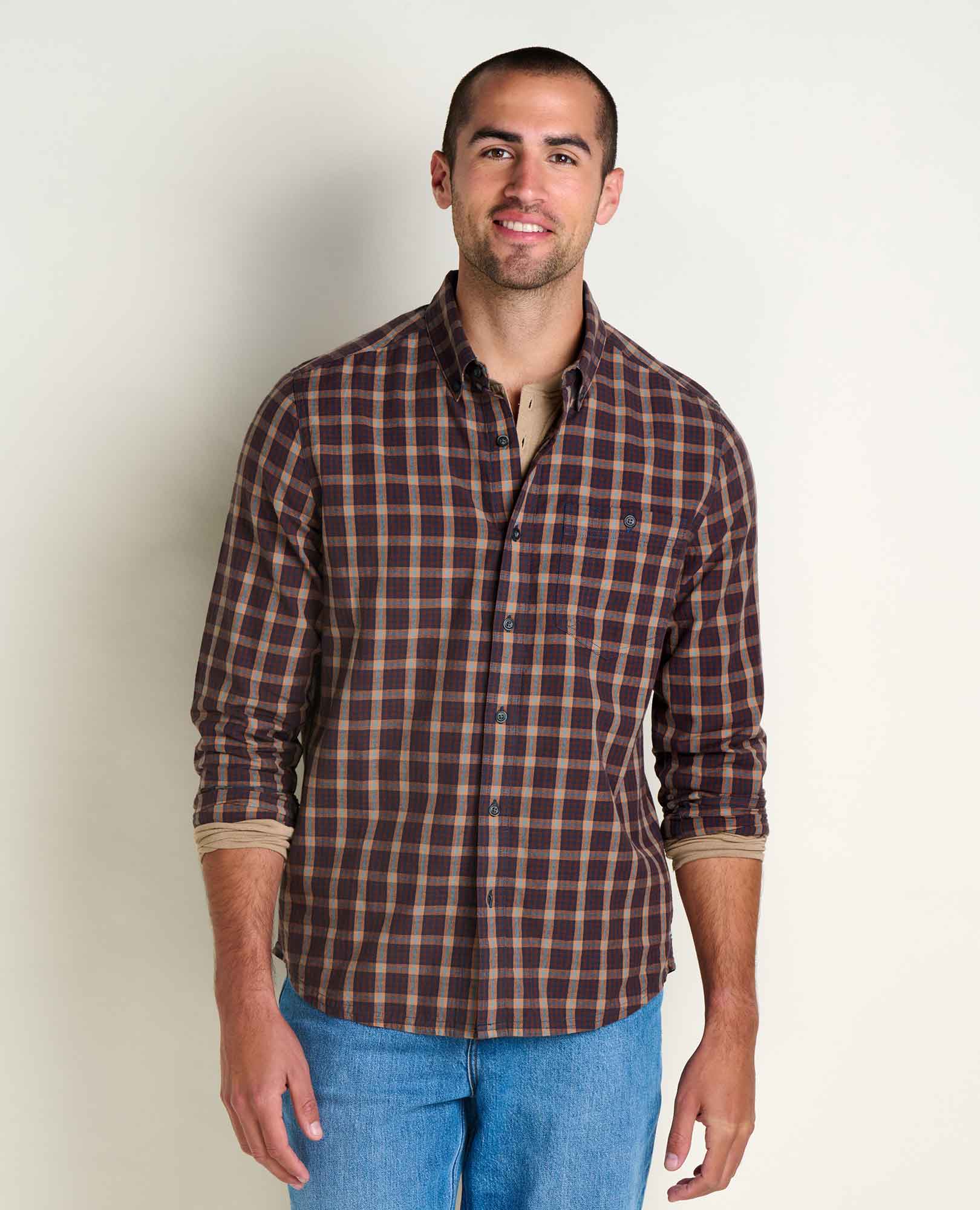 msg:Dale is 6'2" and is wearing a size medium.
