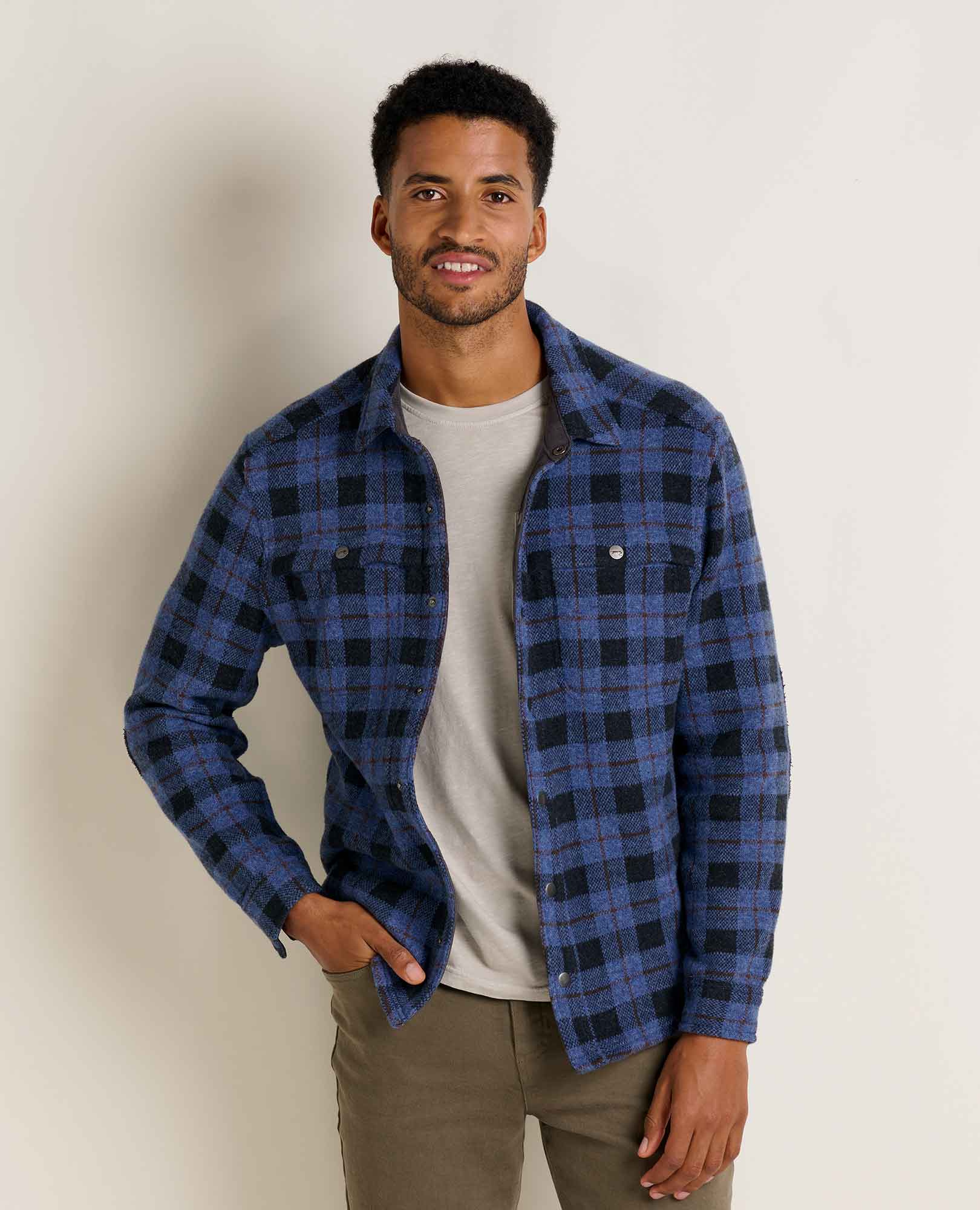 msg:Adom is 6'2" and is wearing a size medium.