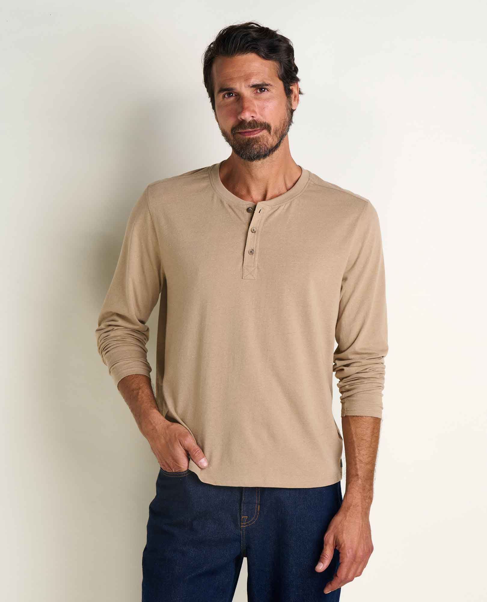 msg:Anderson is 6'2" and is wearing a size medium.