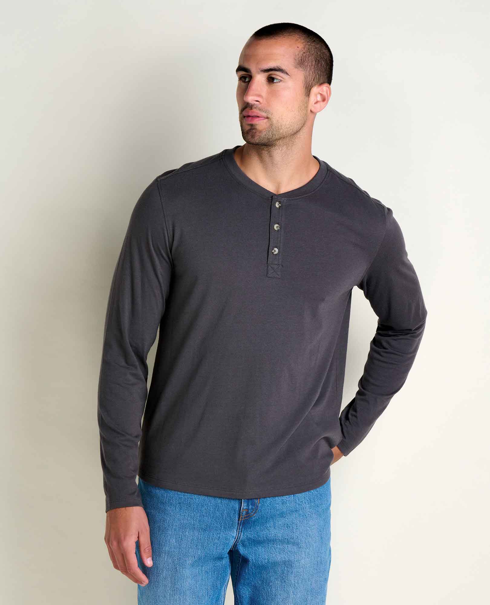 msg:Dale is 6'2" and is wearing a size medium.