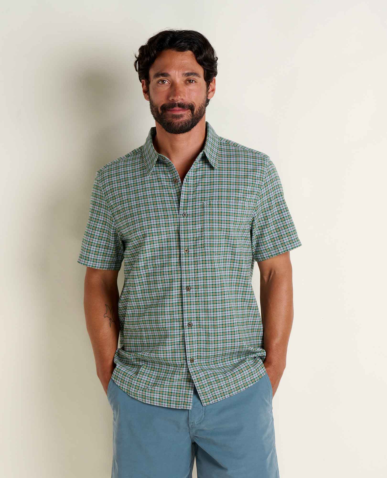 msg:Beau is 6'0" and is wearing a size medium.