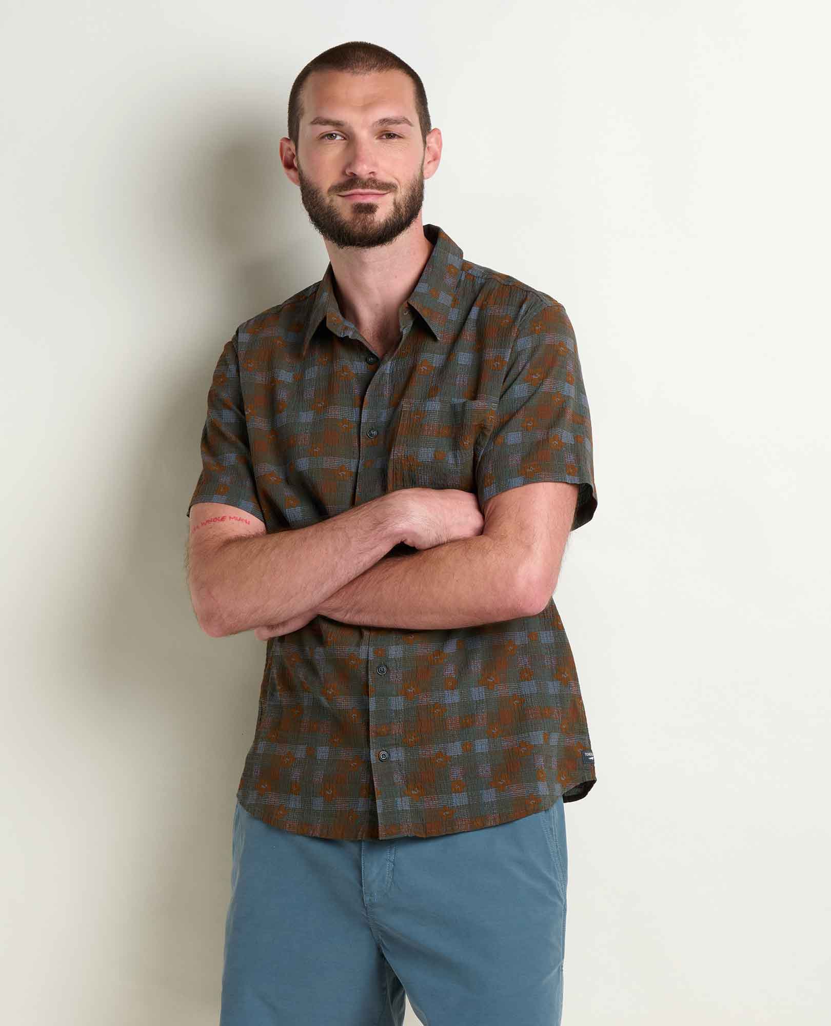 msg:Brandon is 6'1" and is wearing a size medium.