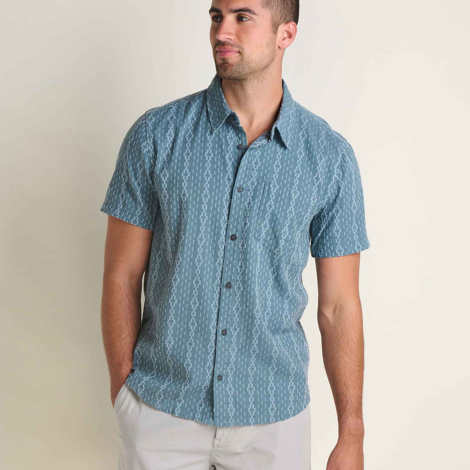 msg:Dale is 6'2" and is wearing a size medium.