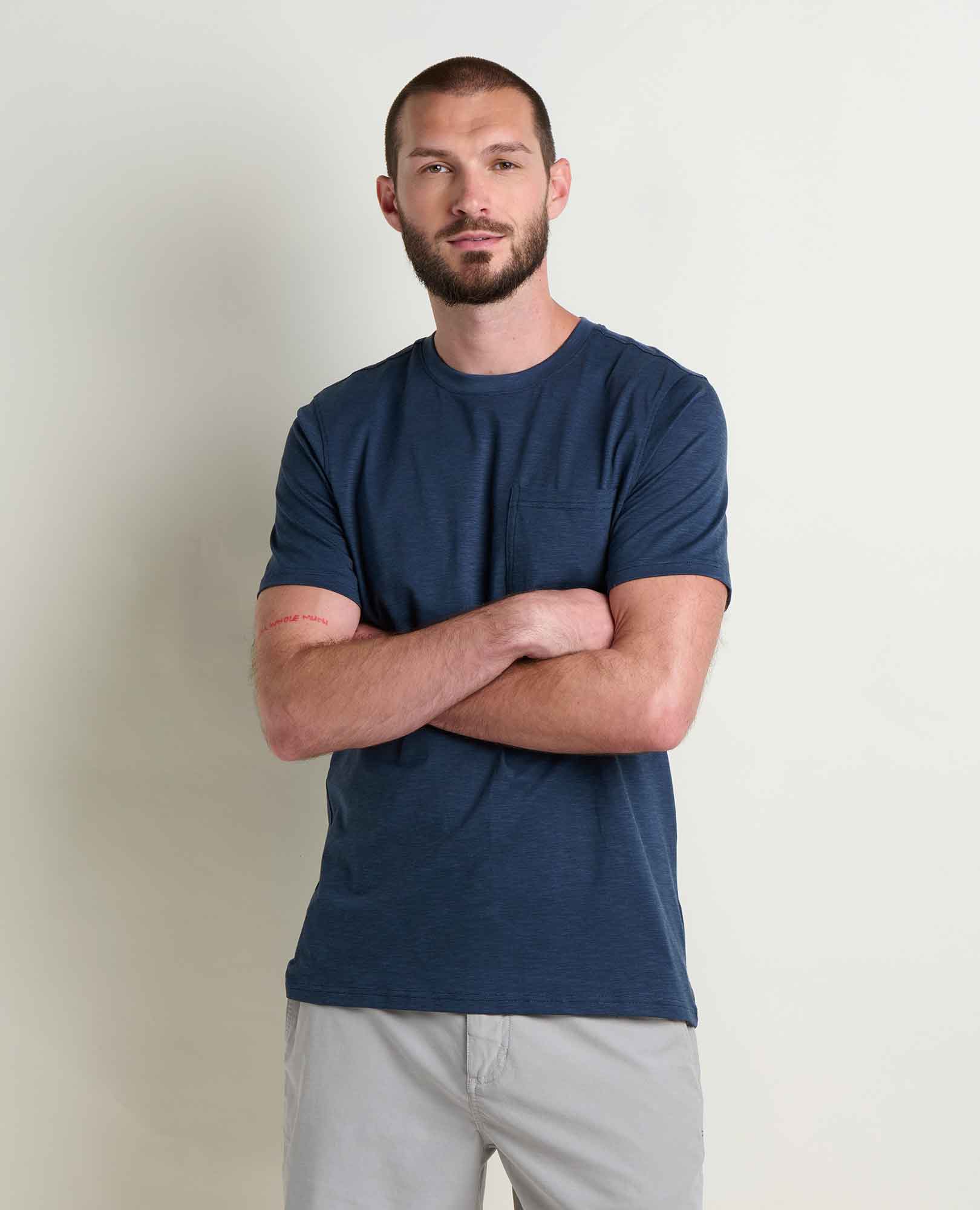 msg:Brandon is 6'1" and is wearing a size medium.