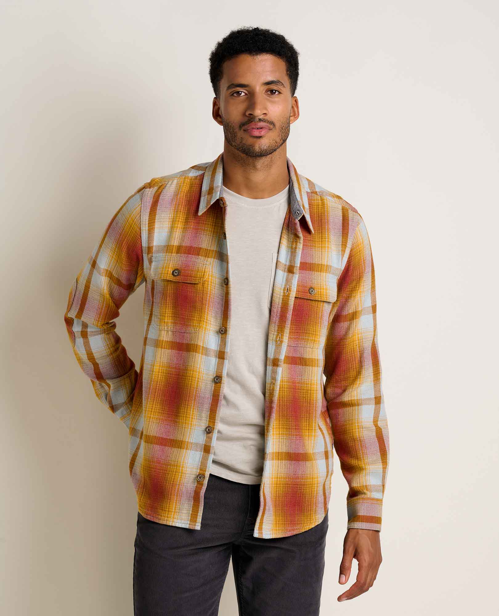 msg:Adom is 6'2" and is wearing a size medium.